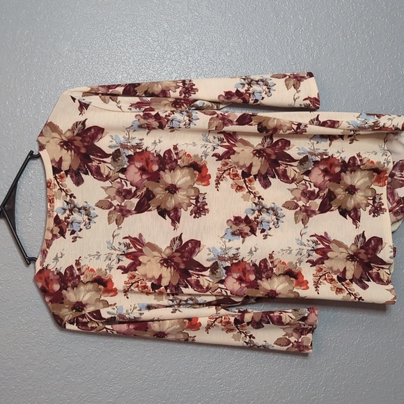 Late August Floral Top - Picture 5 of 5